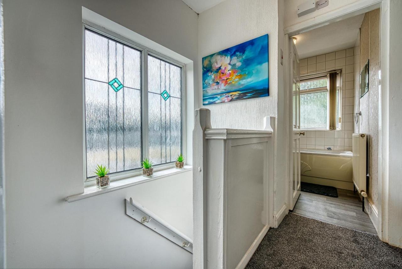 Xclusive Living Spacious 3 Bedroom House,sleep 6, Free Wifi, Parking Close To Nec On Horrell Road Holiday home Birmingham