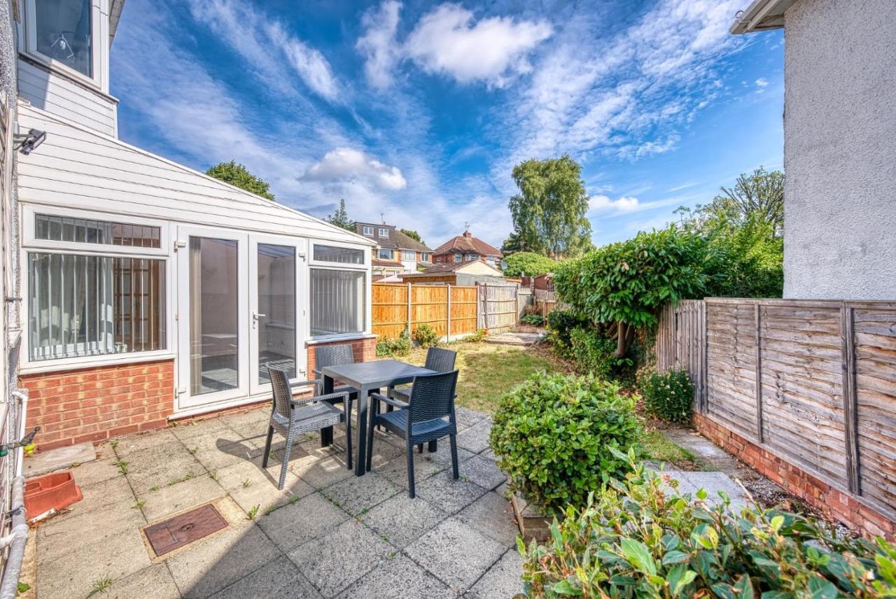 Xclusive Living Spacious 3 Bedroom House,sleep 6, Free Wifi, Parking Close To Nec On Horrell Road *
