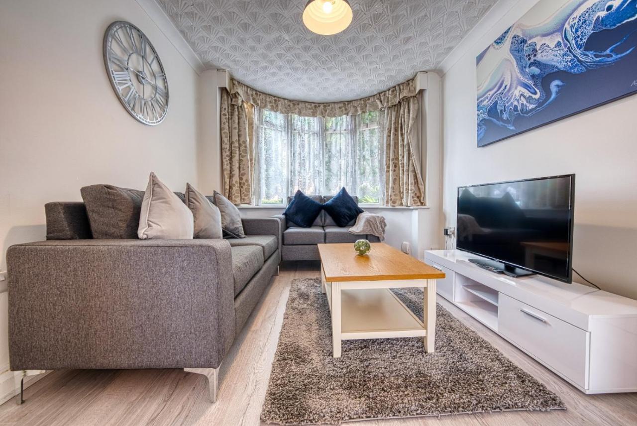 Xclusive Living Spacious 3 Bedroom House,sleep 6, Free Wifi, Parking Close To Nec On Horrell Road Holiday home *