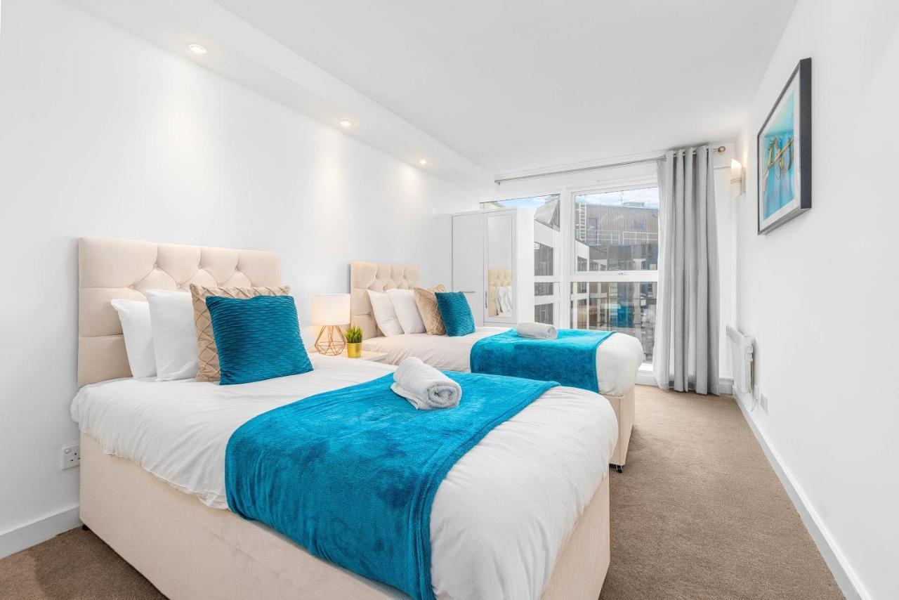 Luxury Two Bedroom Centre - Secure Parking - Rated Exceptional Apartment *