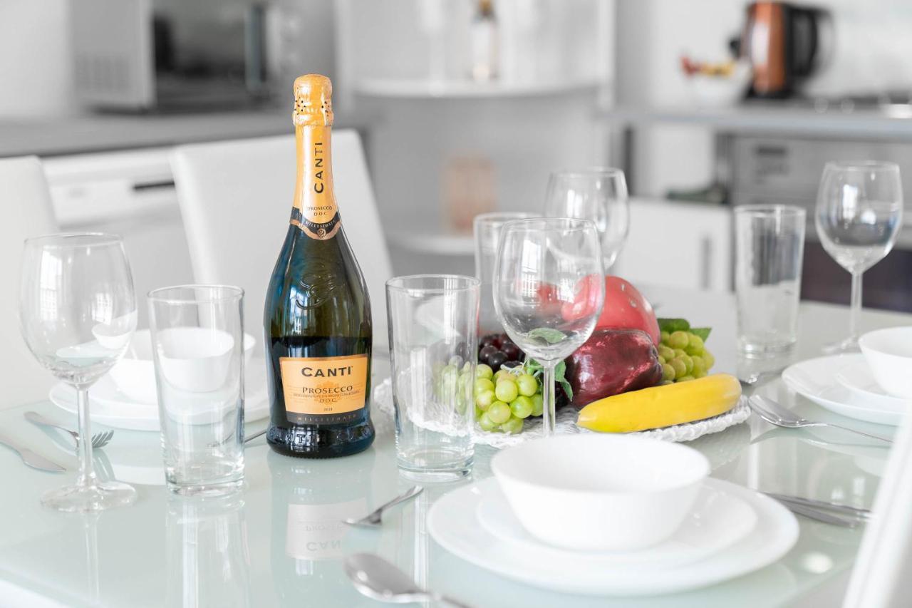 Luxury Two Bedroom Centre - Secure Parking - Rated Exceptional Apartment *