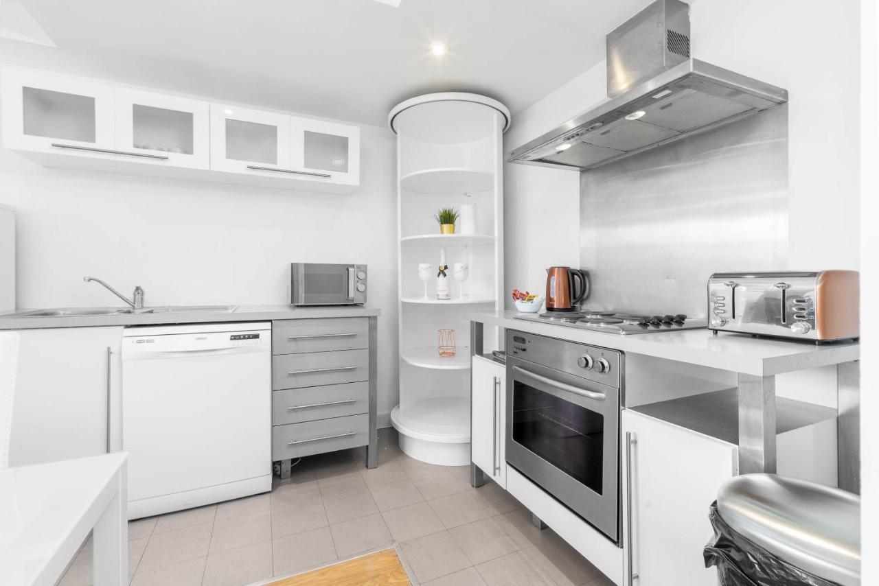 Luxury Two Bedroom Centre - Secure Parking - Rated Exceptional Apartment *