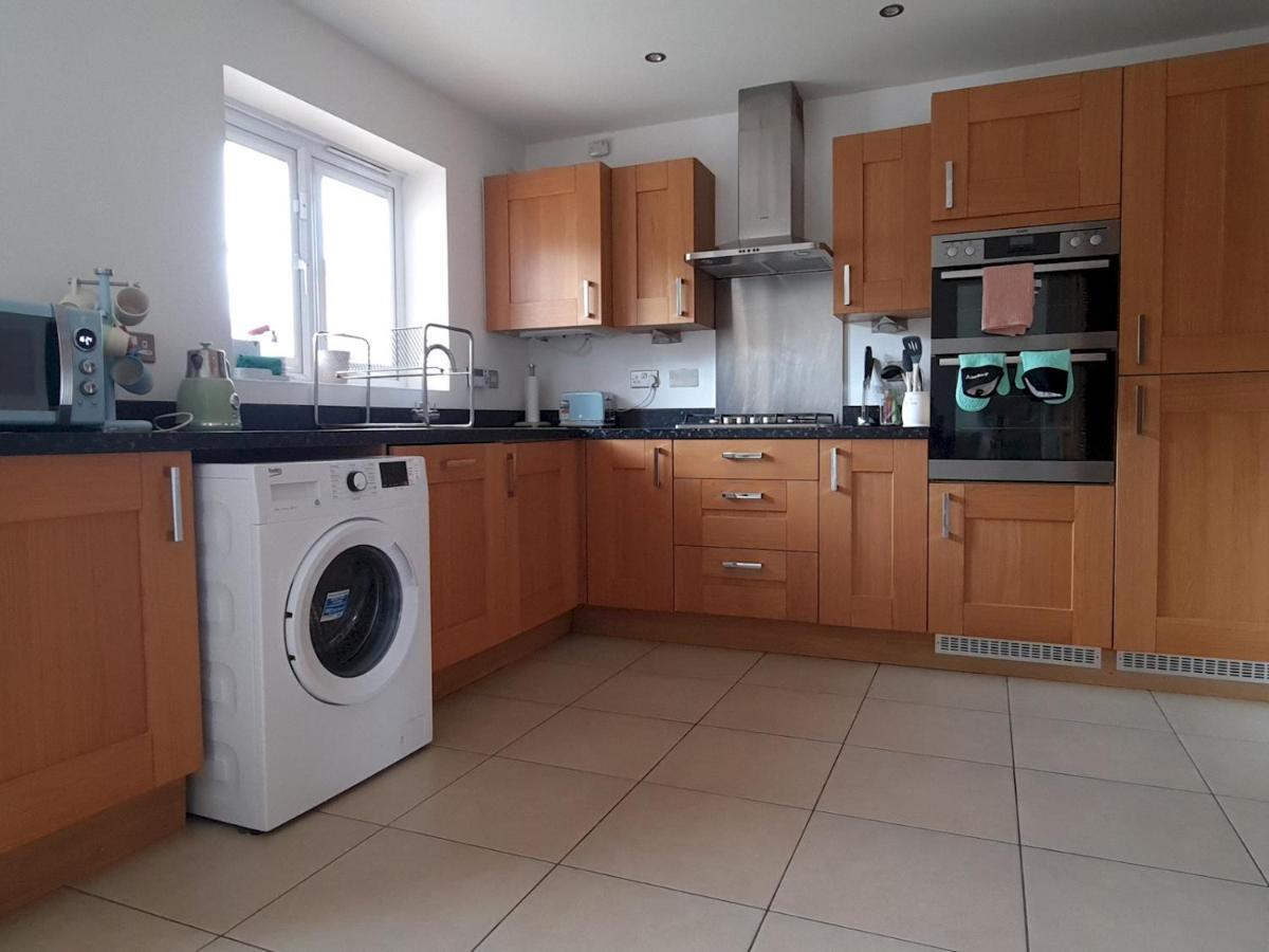 Pass The Keys Well Located Modern 5 Bedroom House Holiday home *