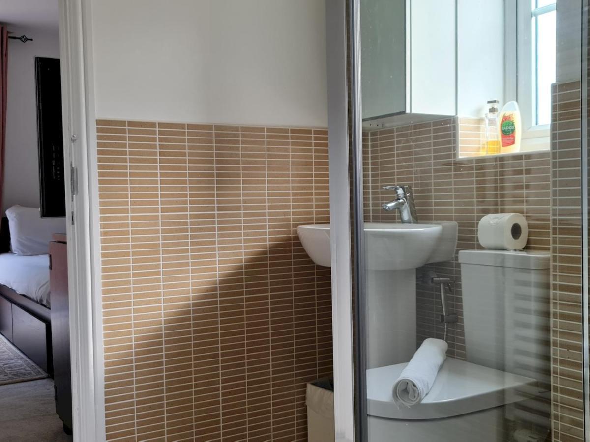 Pass The Keys Well Located Modern 5 Bedroom House Holiday home