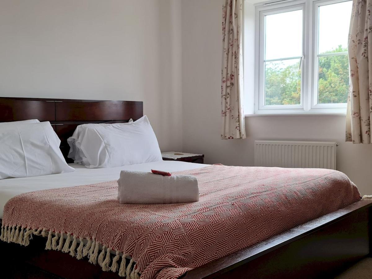 Pass The Keys Well Located Modern 5 Bedroom House Holiday home