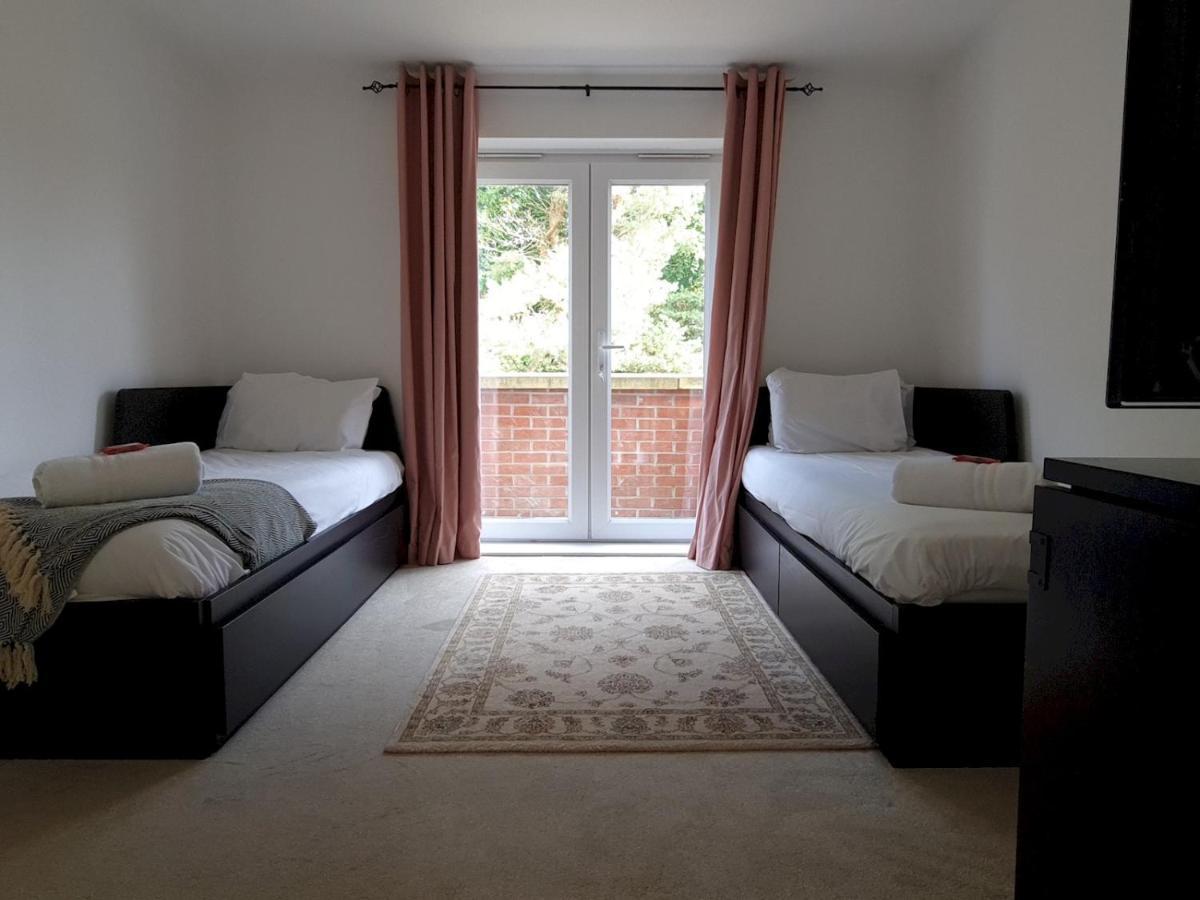 Pass The Keys Well Located Modern 5 Bedroom House Holiday home Birmingham