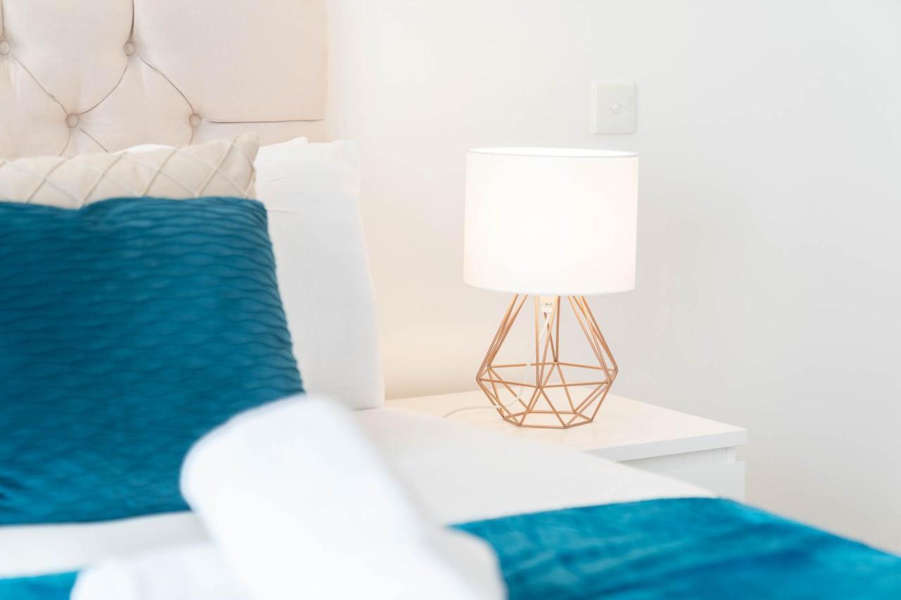 Apartment Luxury Two Bedroom Centre - Secure Parking - Rated Exceptional *