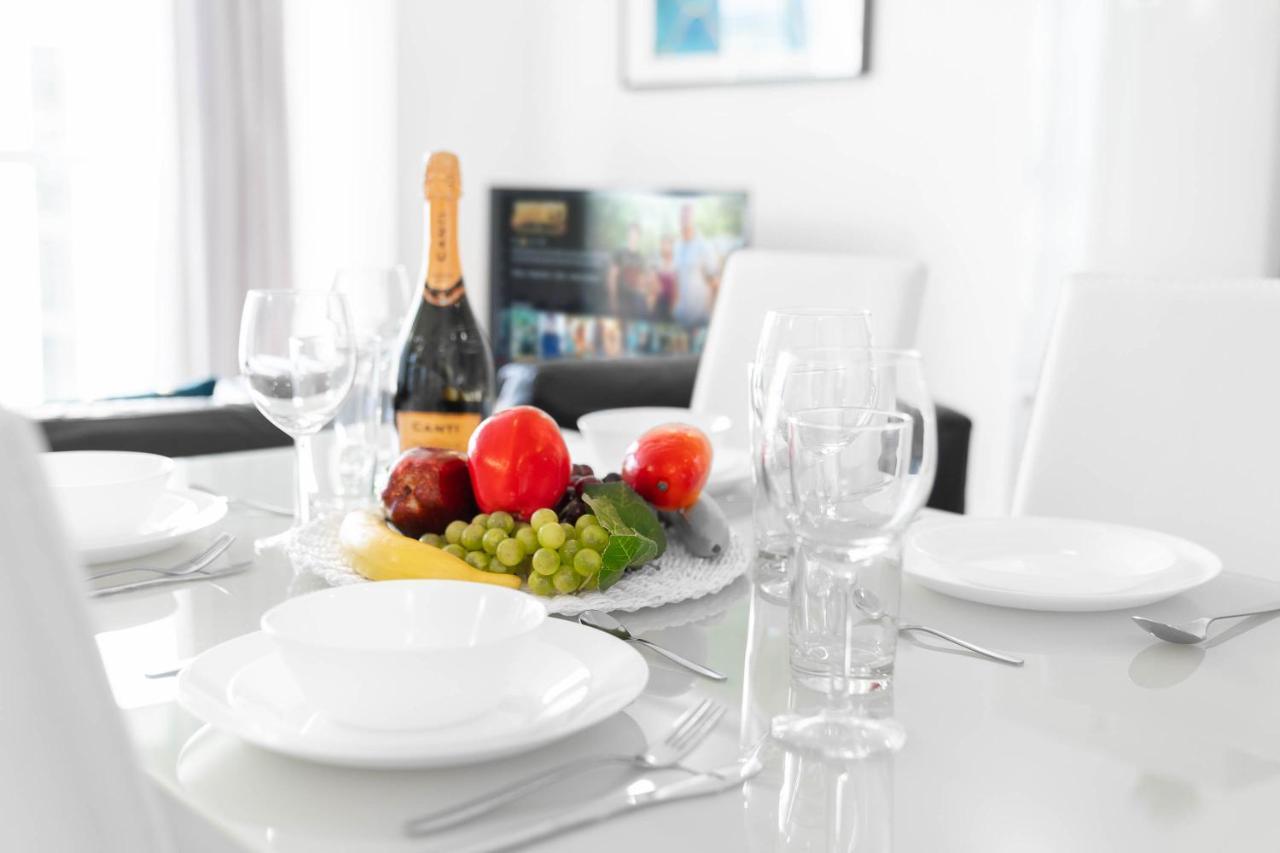 Luxury Two Bedroom Centre - Secure Parking - Rated Exceptional *
