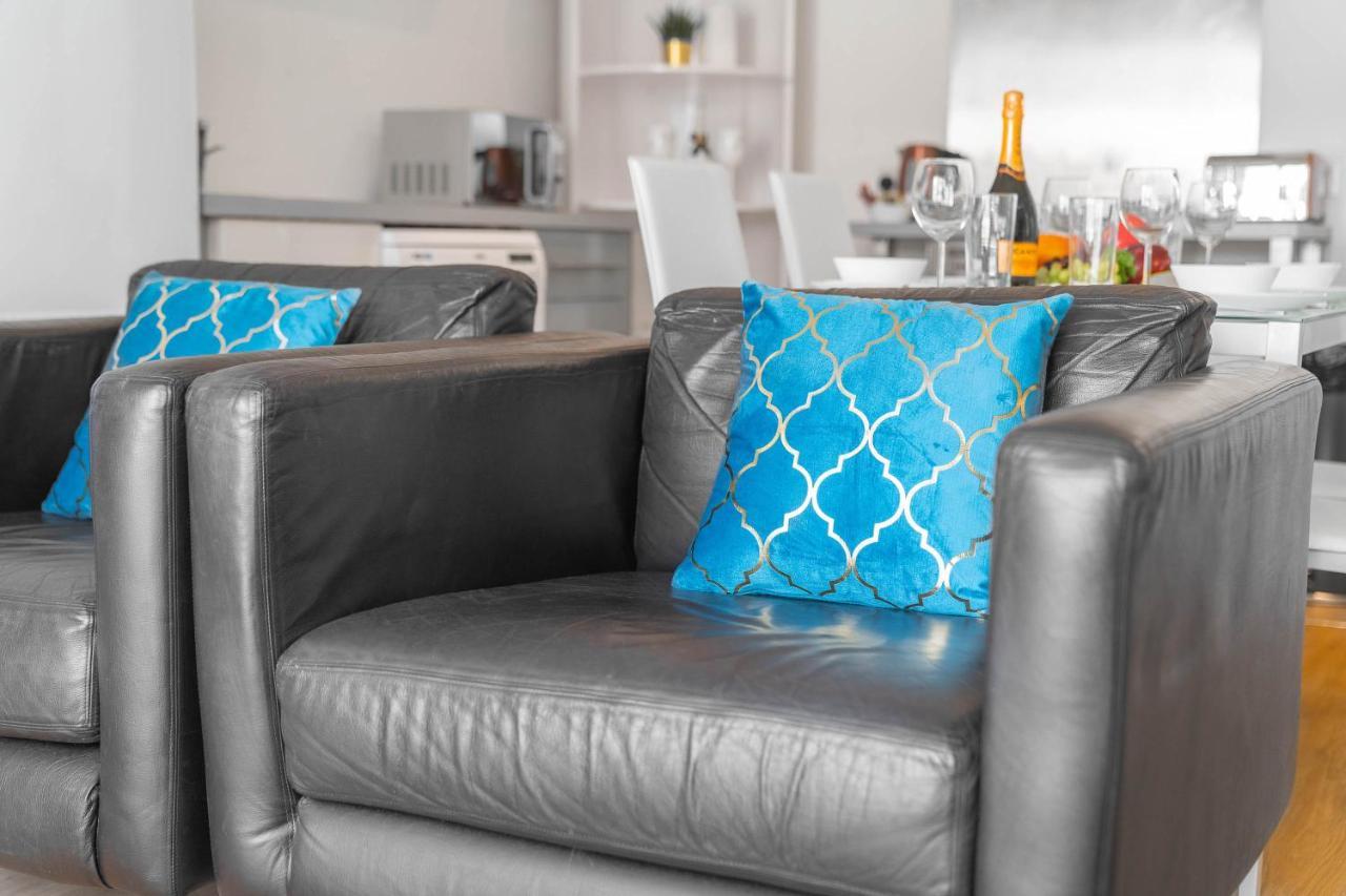 Luxury Two Bedroom Centre - Secure Parking - Rated Exceptional Apartment