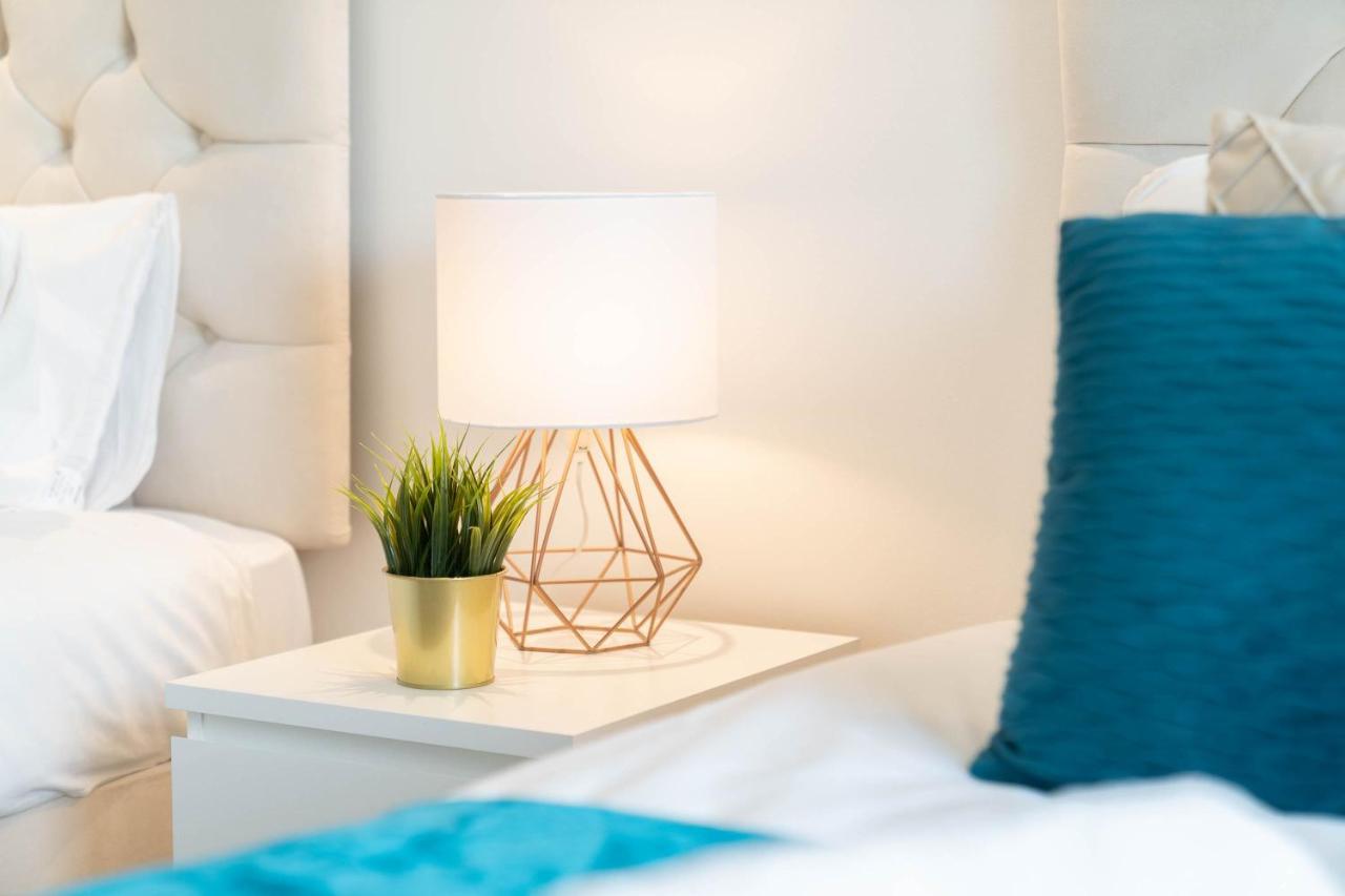 Luxury Two Bedroom Centre - Secure Parking - Rated Exceptional *