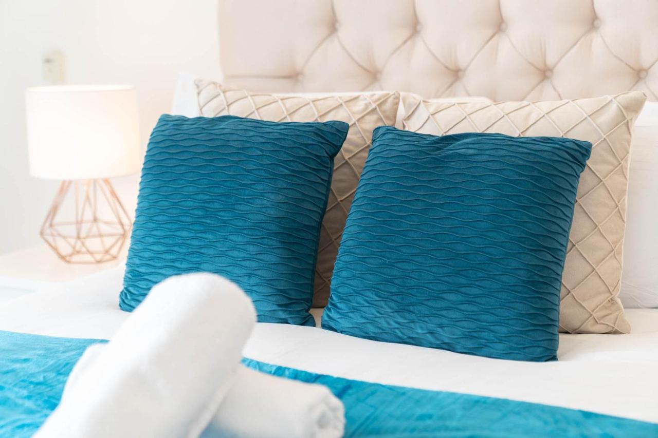Apartment Luxury Two Bedroom Centre - Secure Parking - Rated Exceptional
