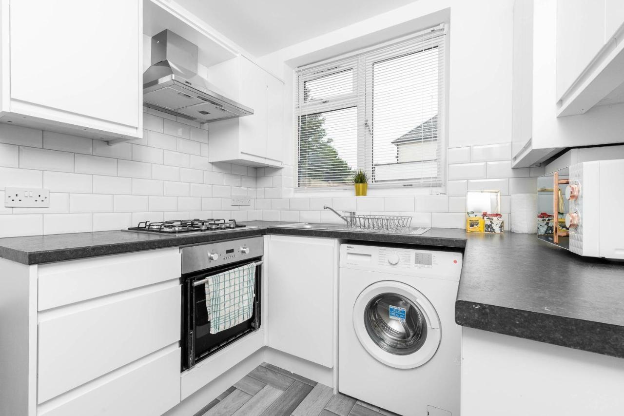 5 Bedroom House - 10 Guests - Multiple Off Street Parking - Garden - Smart Tv - Wifi - Contractors - Families - Groups Holiday home Birmingham