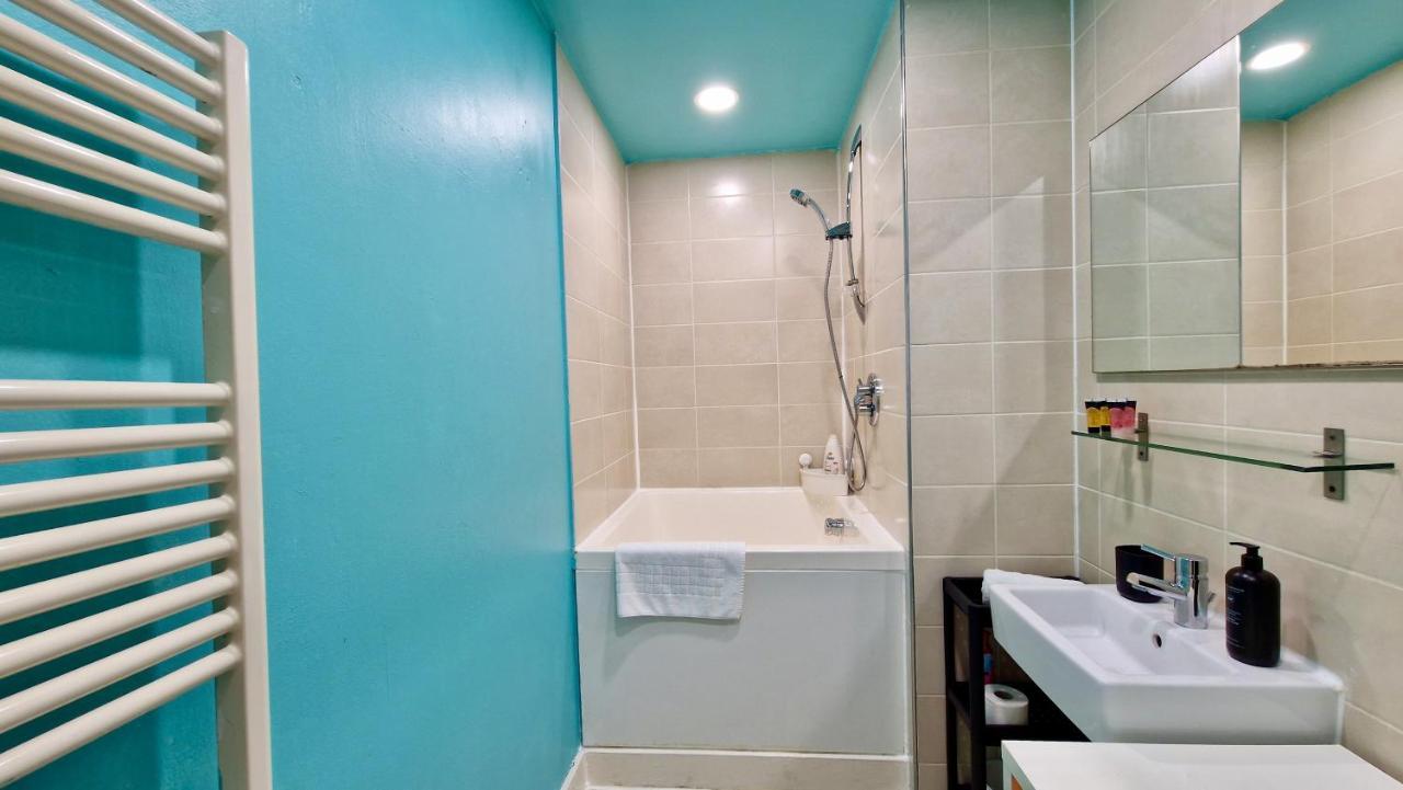 Spacious & Modern In Centre With Balcony Apartment