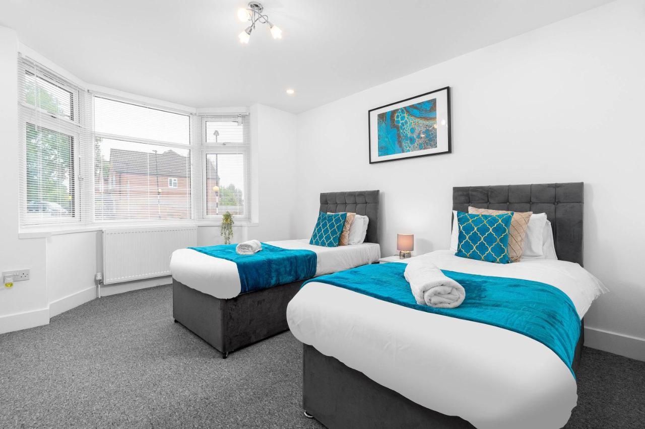 Holiday home 5 Bedroom House - 10 Guests - Multiple Off Street Parking - Garden - Smart Tv - Wifi - Contractors - Families - Groups *