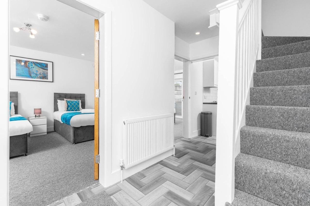 5 Bedroom House - 10 Guests - Multiple Off Street Parking - Garden - Smart Tv - Wifi - Contractors - Families - Groups Holiday home