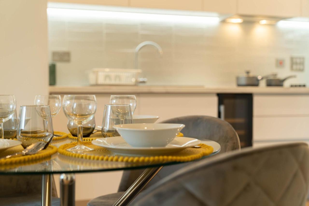 Cube/mailbox/luxury New Build- 2 Bed Apartment *