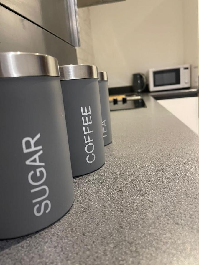 Modern Spacious 1 Bed Flat In Centre With Free Parking, Fast Free Wifi And Netflix Apartment