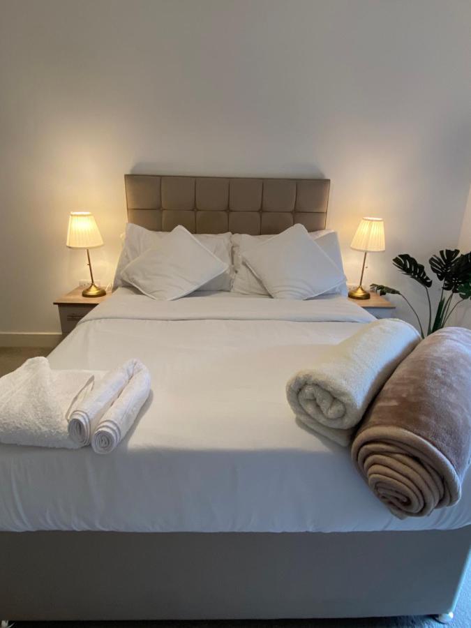 Modern Spacious 1 Bed Flat In Centre With Free Parking, Fast Free Wifi And Netflix Apartment *