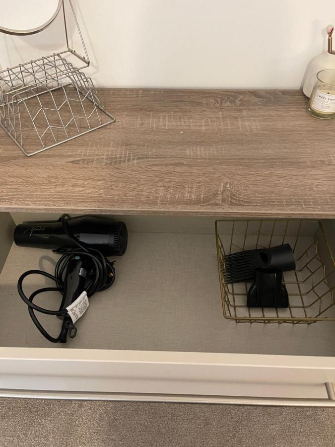 Modern Spacious 1 Bed Flat In Centre With Free Parking, Fast Free Wifi And Netflix Apartment