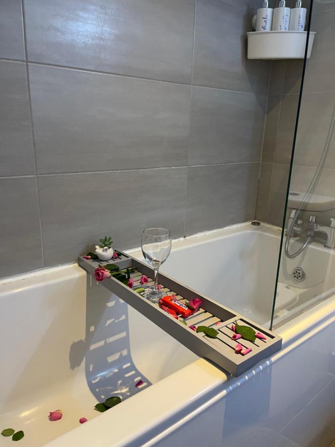 Apartment Modern Spacious 1 Bed Flat In Centre With Free Parking, Fast Free Wifi And Netflix