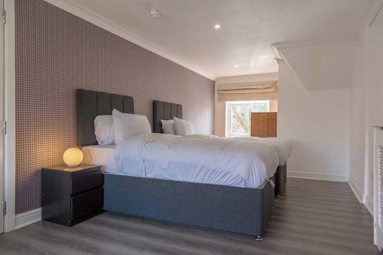 Spacious 5 Bedroom House In Close To Nec For 12 Guests Holiday home Birmingham