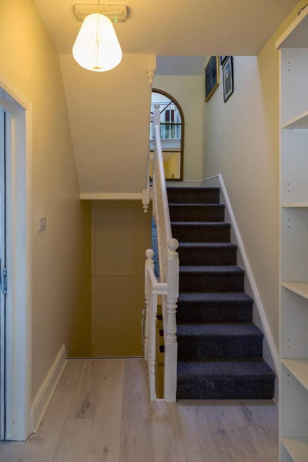 Spacious 5 Bedroom House In Close To Nec For 12 Guests Holiday home Birmingham