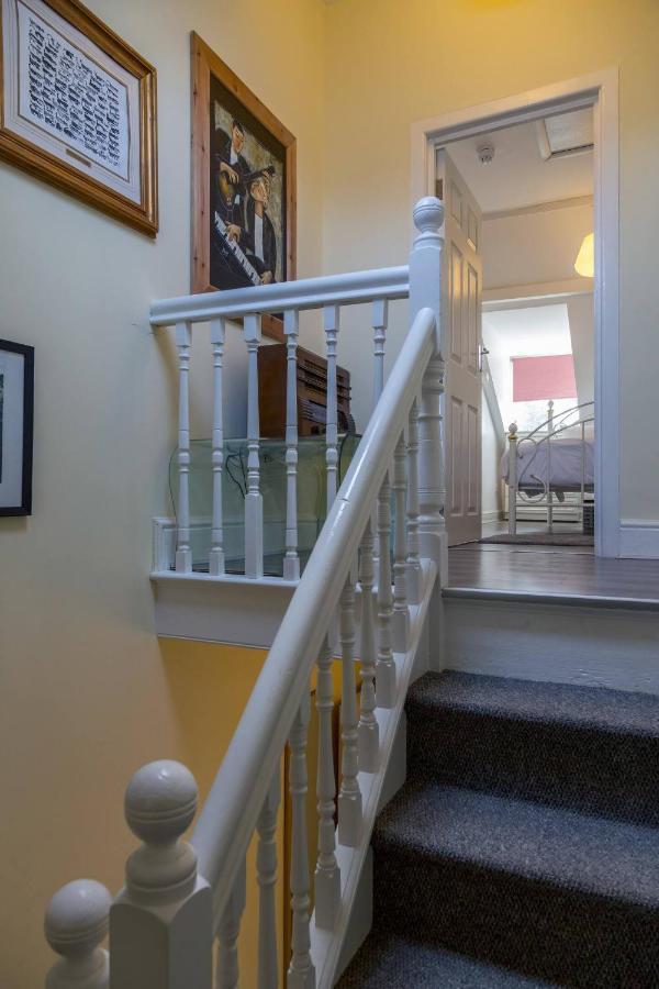 Spacious 5 Bedroom House In Close To Nec For 12 Guests