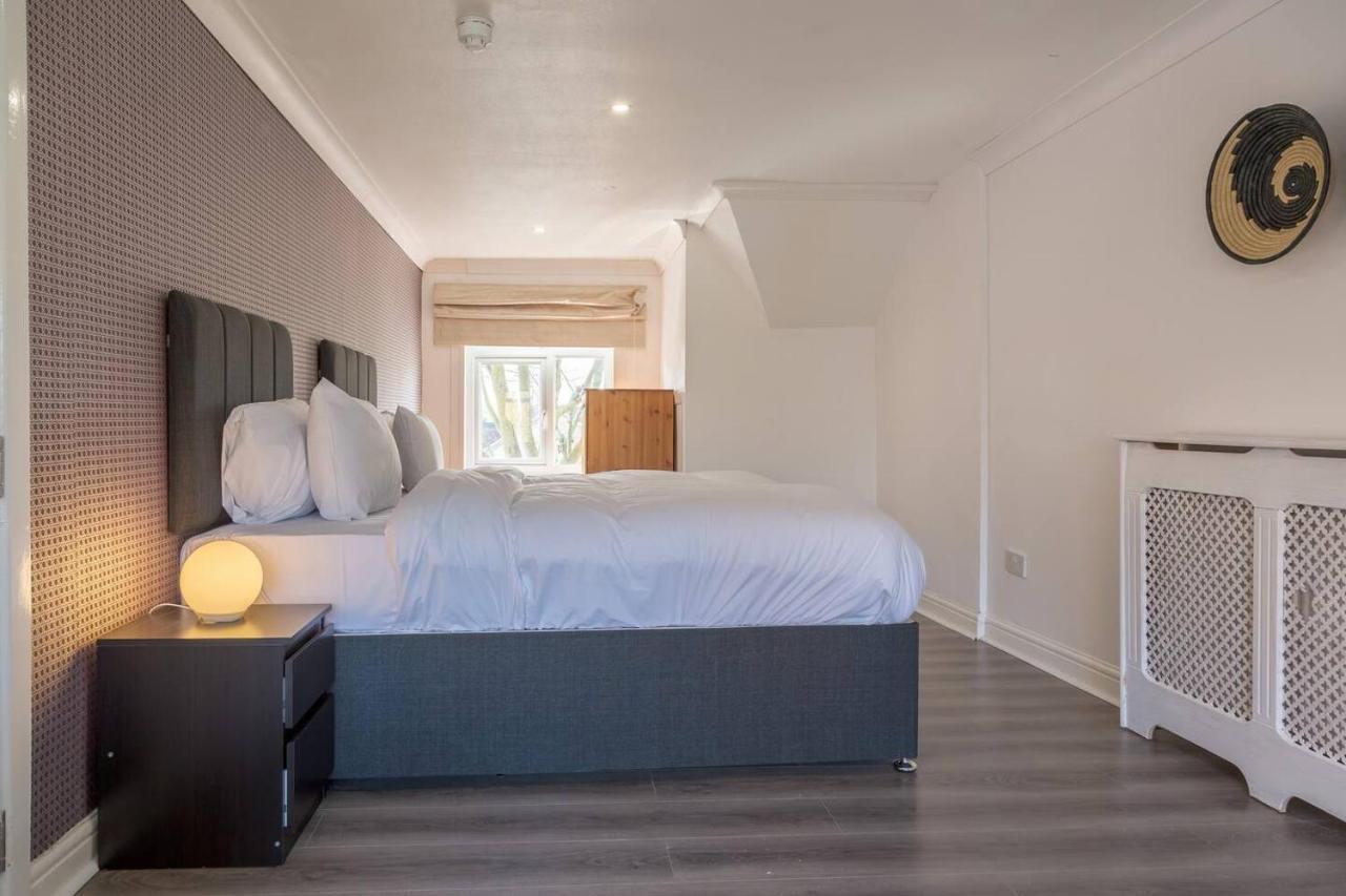 Spacious 5 Bedroom House In Close To Nec For 12 Guests *