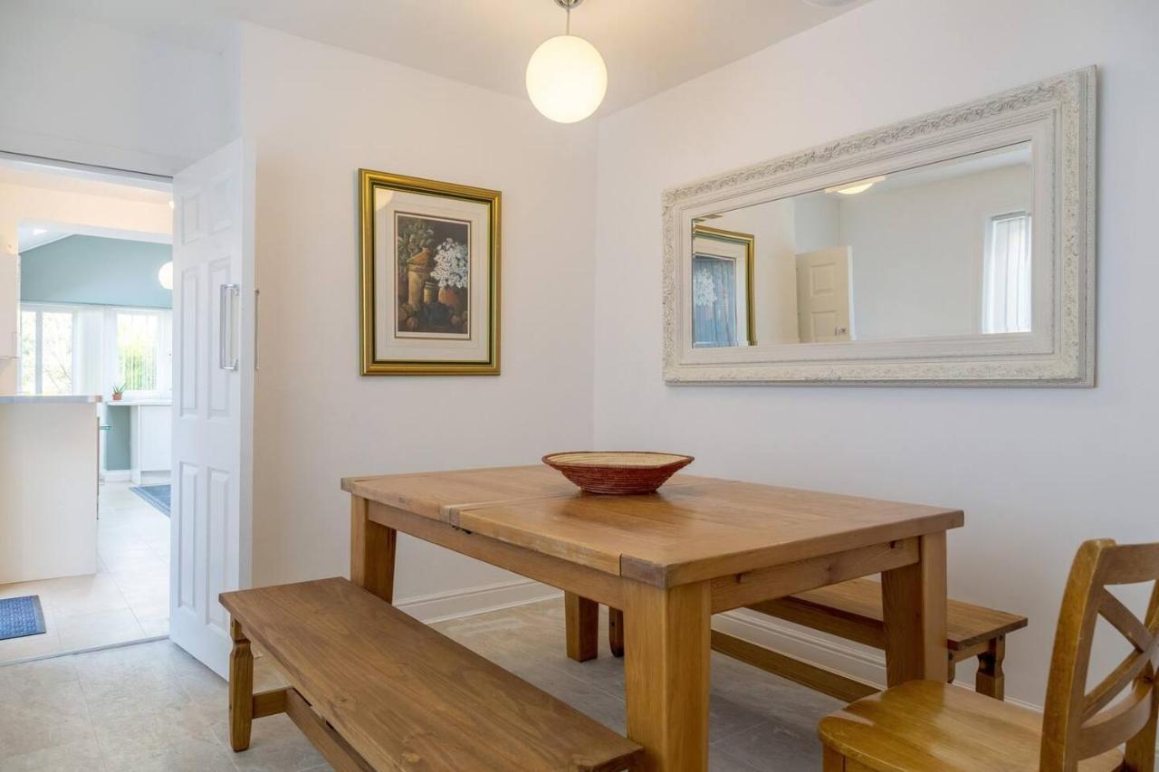 Spacious 5 Bedroom House In Close To Nec For 12 Guests