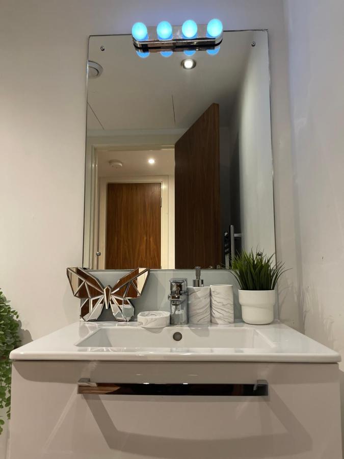 Modern Spacious 1 Bed Flat In Centre With Free Parking, Fast Free Wifi And Netflix * Birmingham