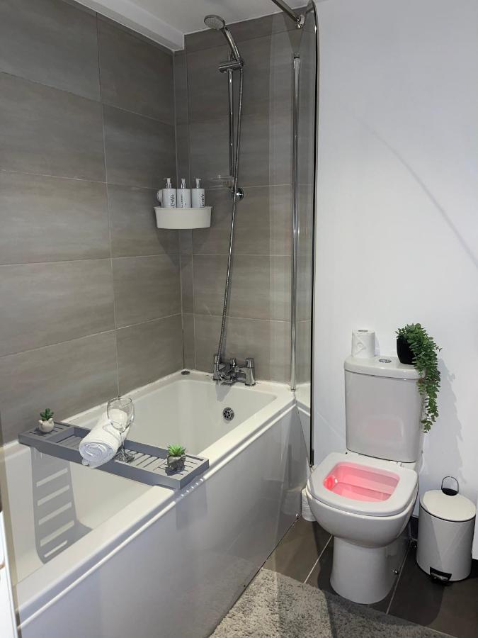 Apartment Modern Spacious 1 Bed Flat In Centre With Free Parking, Fast Free Wifi And Netflix *