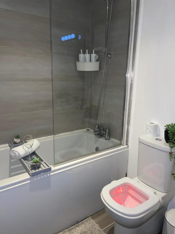 Modern Spacious 1 Bed Flat In Centre With Free Parking, Fast Free Wifi And Netflix Apartment