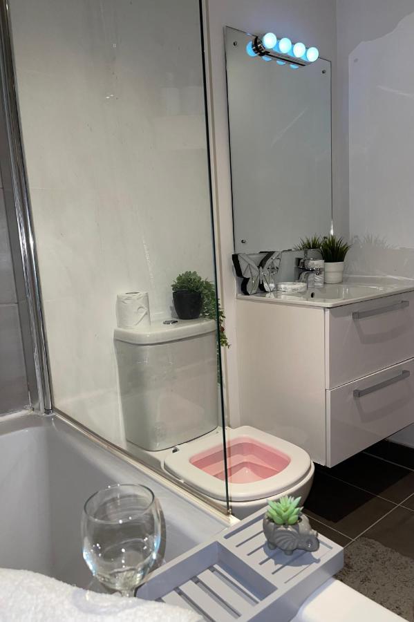 Modern Spacious 1 Bed Flat In Centre With Free Parking, Fast Free Wifi And Netflix Apartment Birmingham