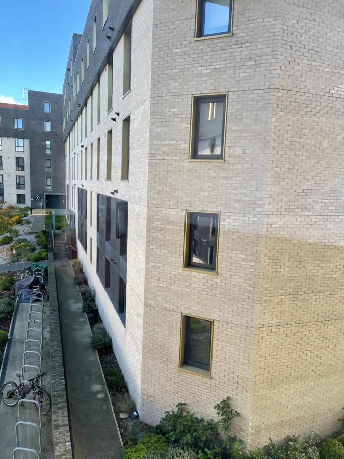 Modern Spacious 1 Bed Flat In Centre With Free Parking, Fast Free Wifi And Netflix Apartment *