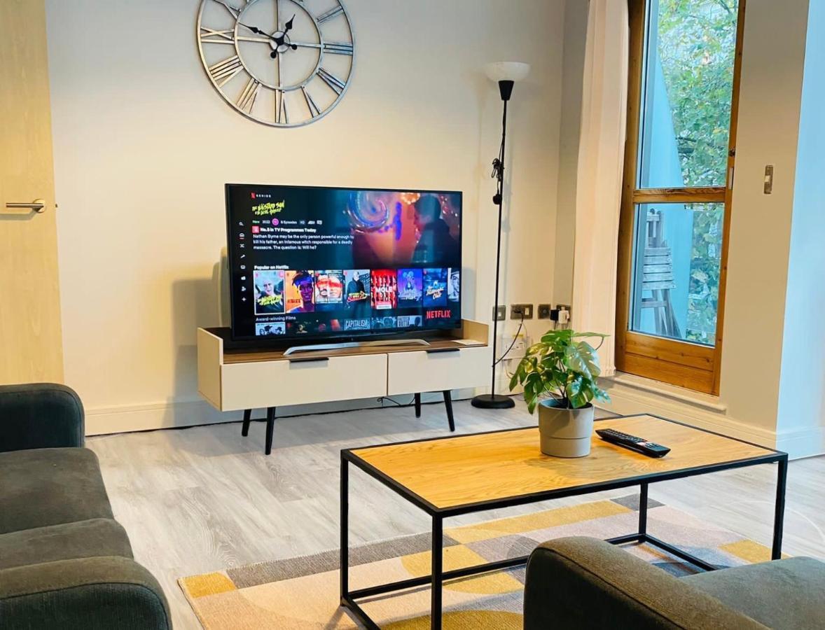 Stylish Two Bed In The Heart Of The Apartment *