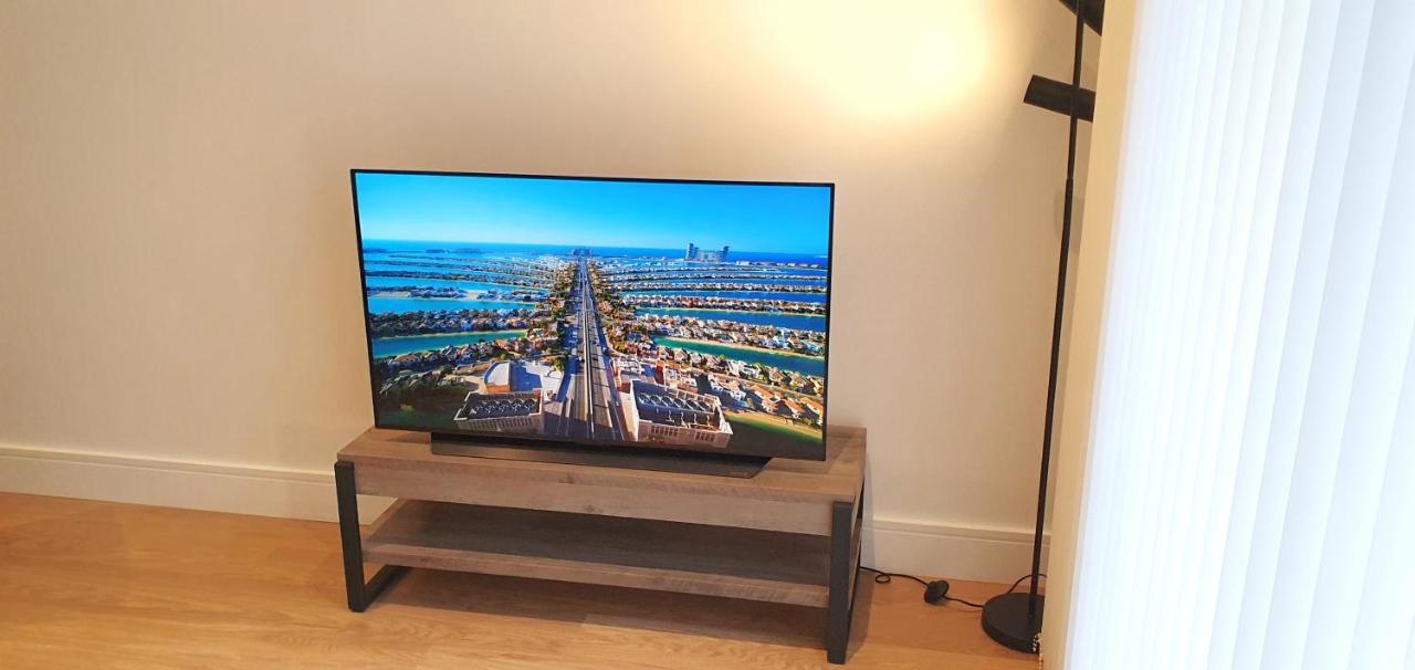 Exceptional 1king Lifestyle - Centrally Located Apartment
