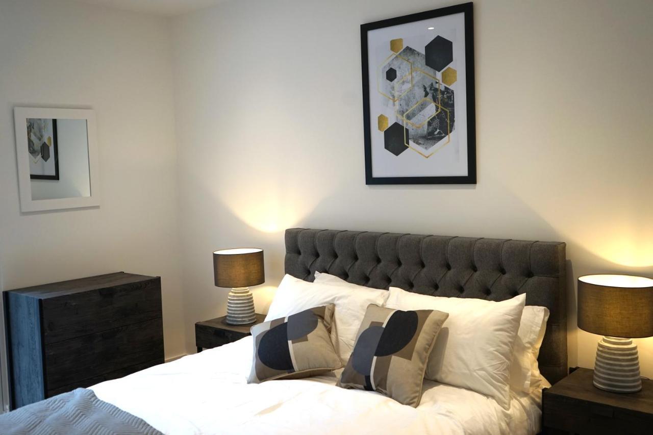 Exceptional 1king Lifestyle - Centrally Located Apartment *