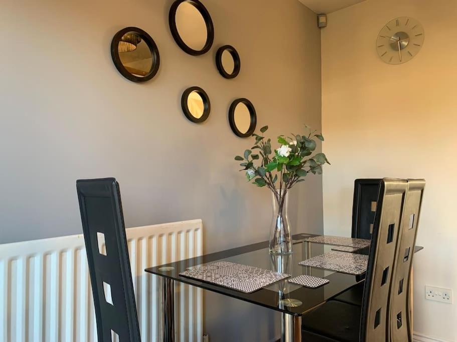 House - 10min To Centre - Sleeps 4 - Parking Villa