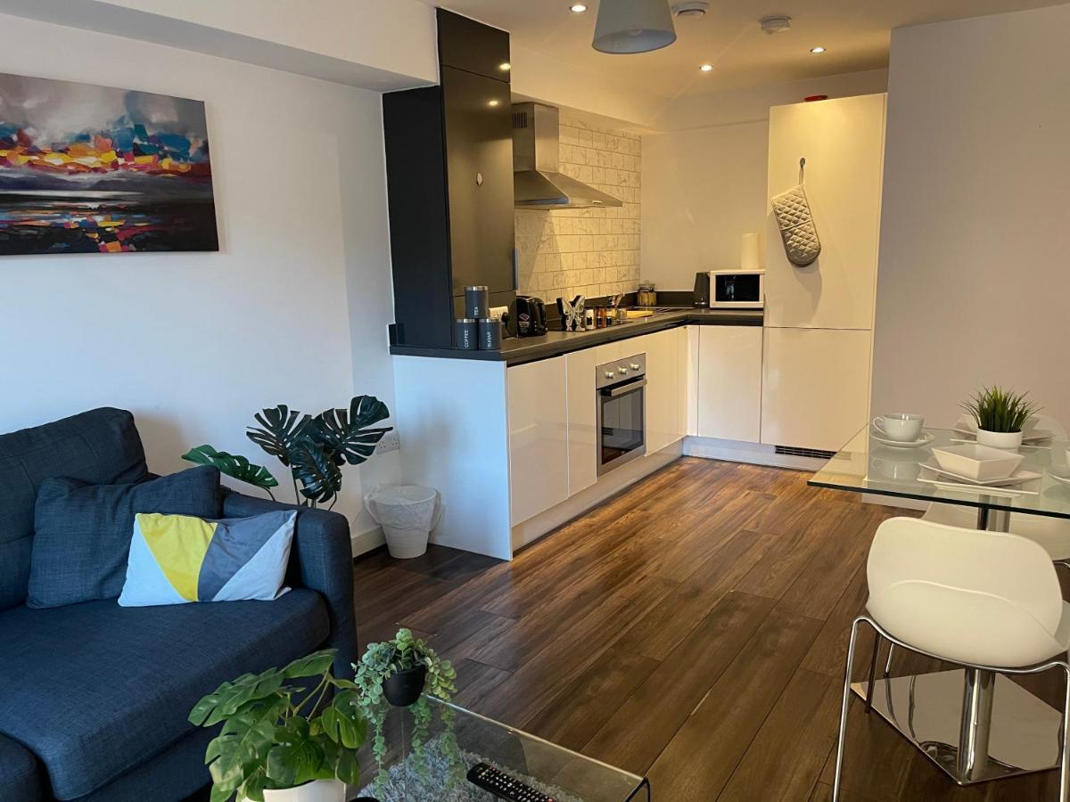 Apartment Modern Spacious 1 Bed Flat In Centre With Free Parking, Fast Free Wifi And Netflix