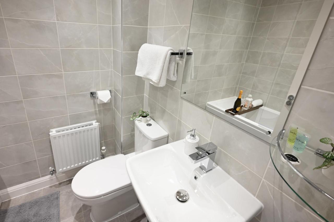 Luxury 4 Bed House With Gated Parking In The Heart Of Birmingham! *