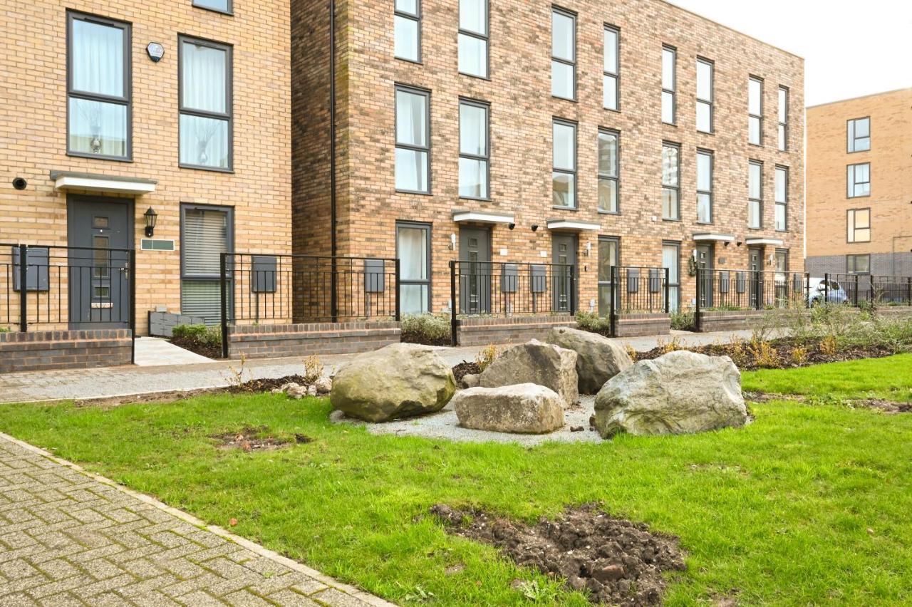 Luxury 4 Bed House With Gated Parking In The Heart Of Birmingham! *