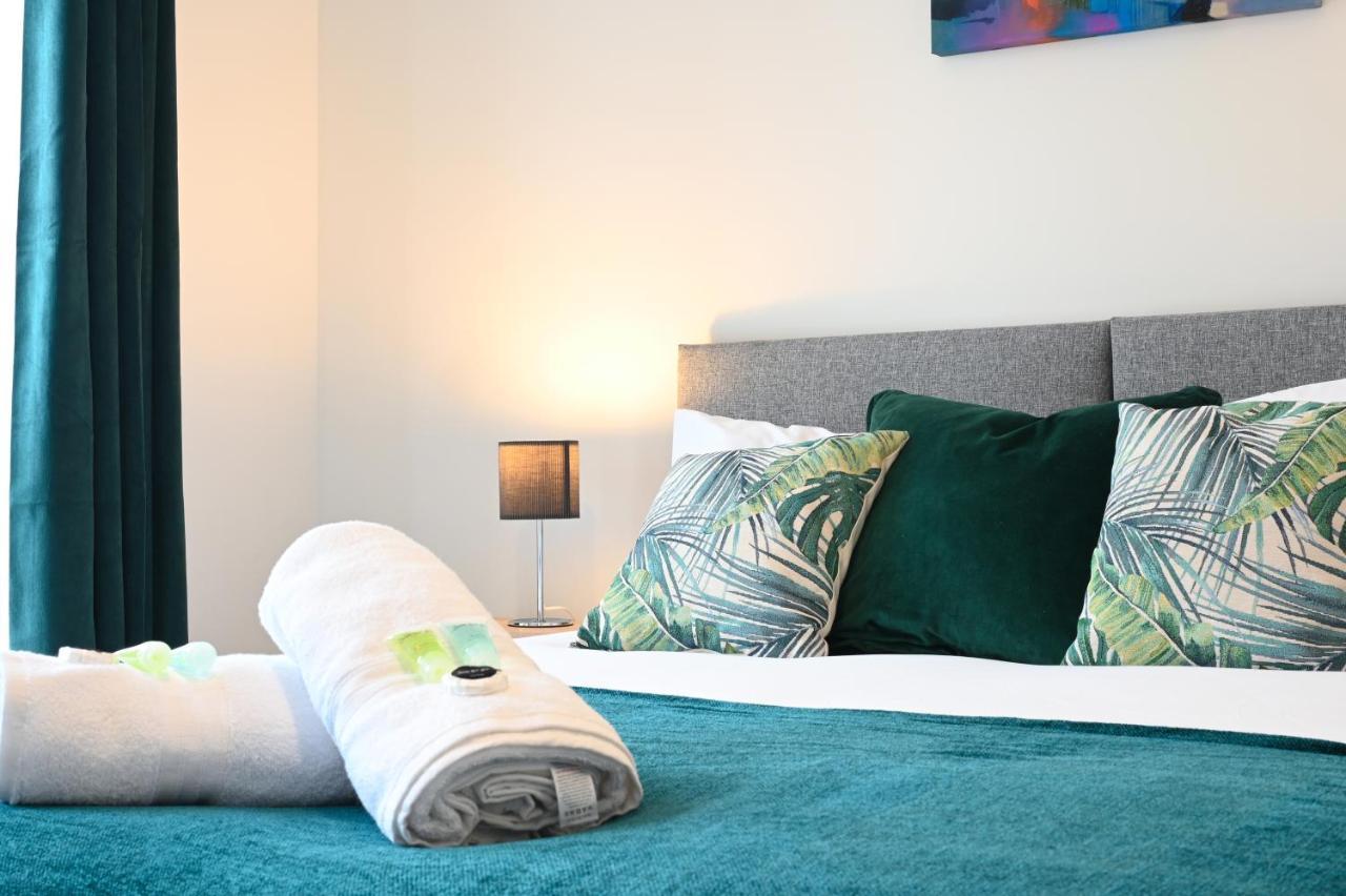 Luxury 4 Bed House With Gated Parking In The Heart Of Birmingham! Apartment