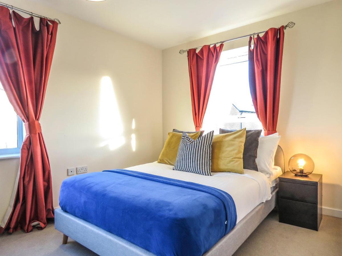 Tudors Esuites 4 Bedroom House Driveway & Garden *