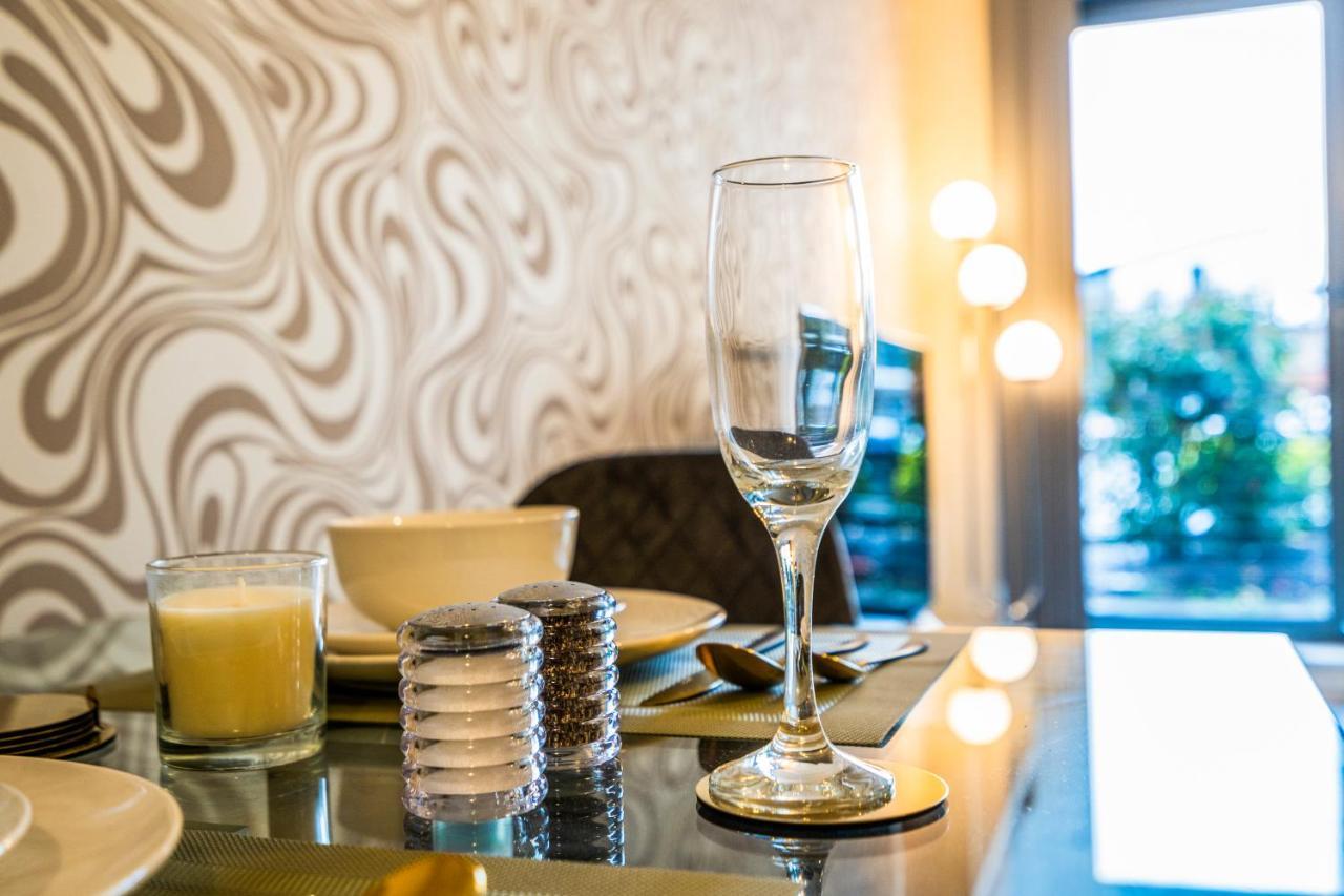 New Luxury Centre By Azura Nights Apartment