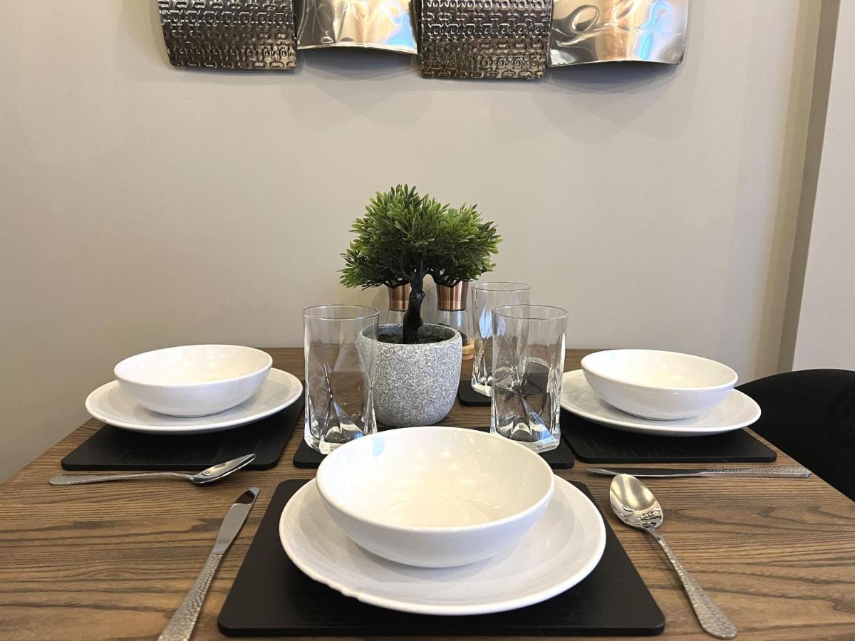 Centre Luxury Silver Forge - Two Bedroom With Office - Brand New Apartment *