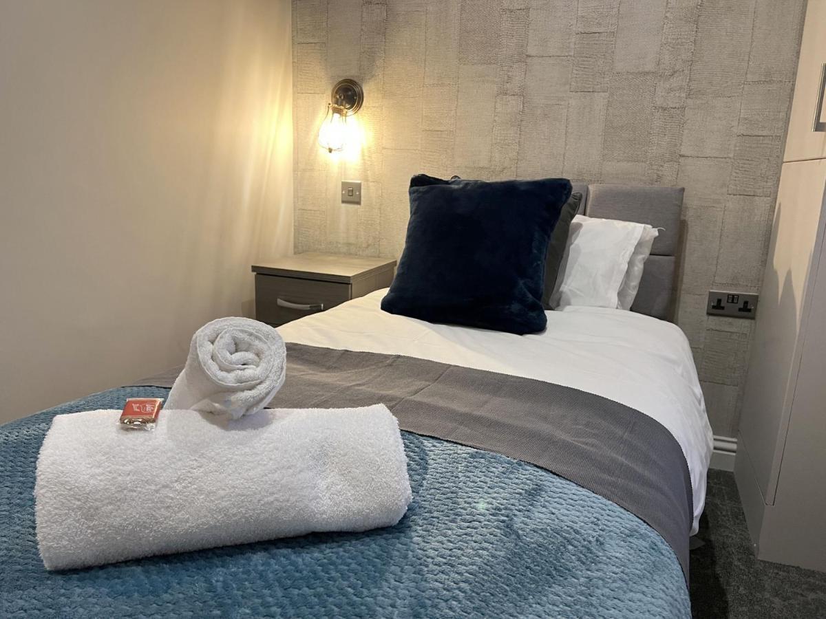 Centre Luxury Silver Forge - Two Bedroom With Office - Brand New Apartment *