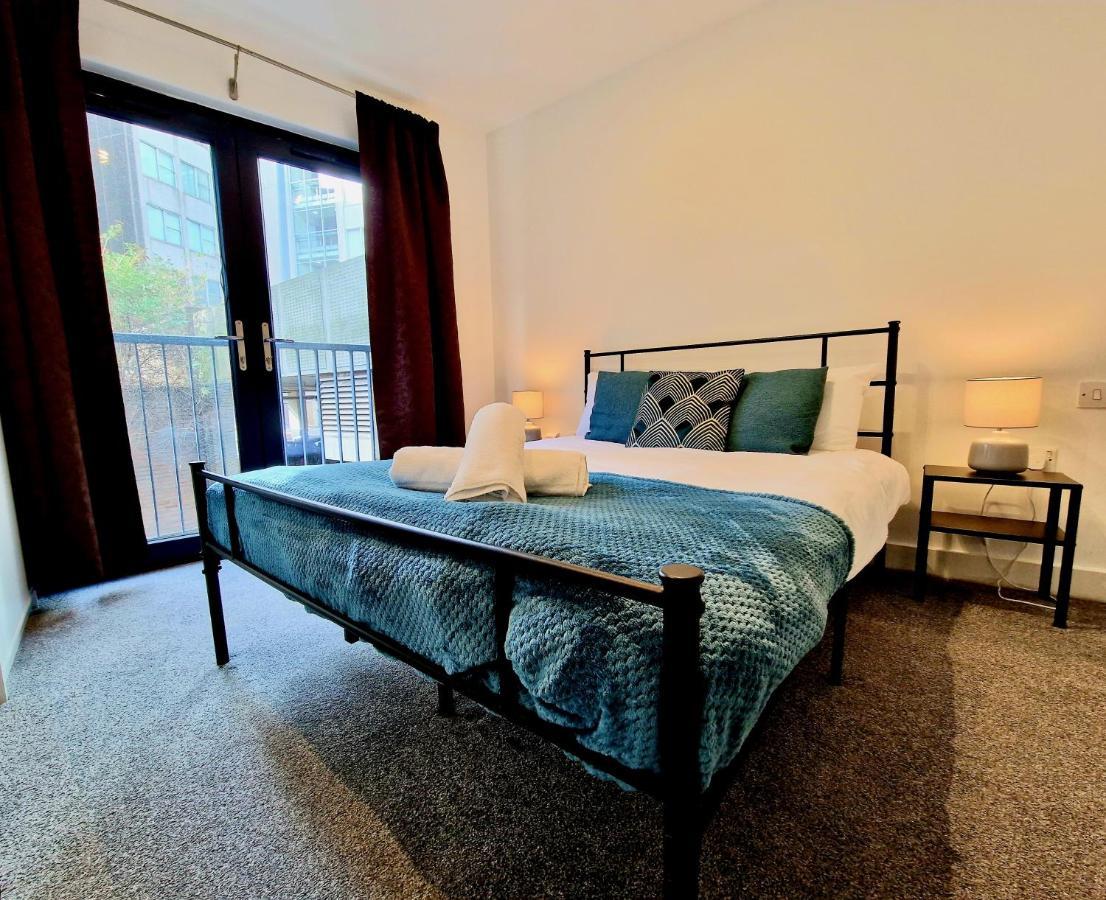 Spacious & Modern In Centre With Balcony Apartment