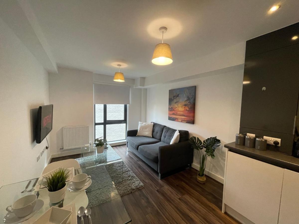 Apartment Modern Spacious 1 Bed Flat In Centre With Free Parking, Fast Free Wifi And Netflix