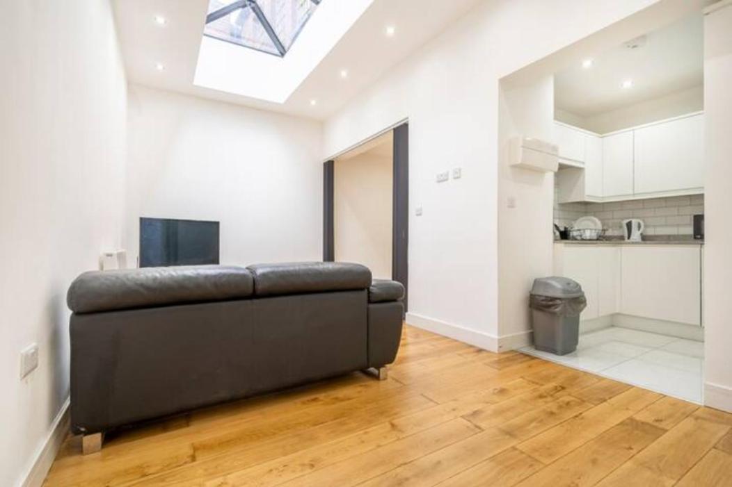 Beautiful Flat Available Next To The Center Apartment *