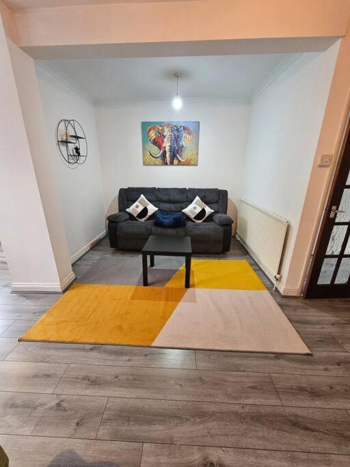 Swankyhome 4 Groups Near M5. Holiday home *